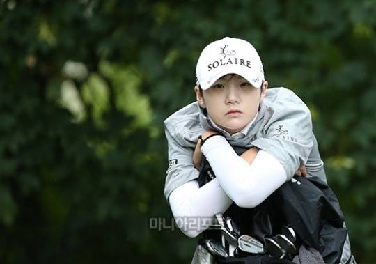박성현이 어떤 클럽으로 홀을 공략할까 고민하고 있다.[마니아리포트]