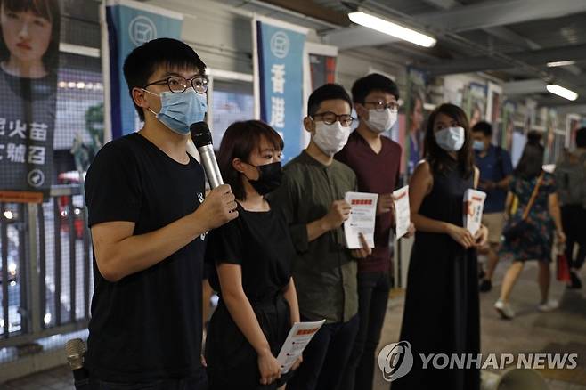 국가보안법 비난하는 홍콩 민주화 시위 주역 조슈아 웡 (홍콩 AP=연합뉴스) 홍콩 민주화 시위의 주역인 조슈아 웡(黃之鋒.왼쪽))이 22일 기자회견을 통해 중국 정부의 홍콩 국가보안법 제정 추진을 비난하고 있다. jsmoon@yna.co.kr