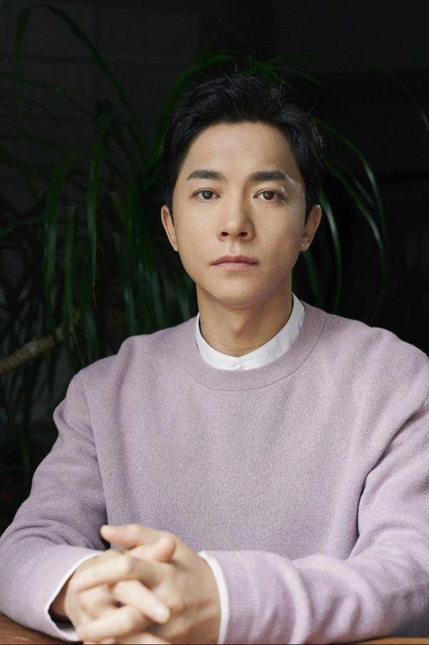 김영민이 ‘사랑의 불시착’과 ‘부부의 세계’ 등 연이은 흥행작에서 사랑 받고 있는 것에 대한 소감을 전했다. 매니지먼트 플레이 제공