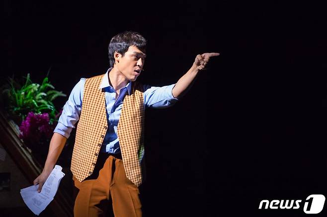 뮤지컬 배우 최재림이 '시티 오브 엔젤' 무대에서 연기를 선보이고 있다./사진=뉴스1