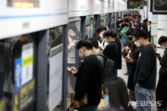 [서울=뉴시스]김선웅 기자 = 코로나19 확산을 방지하기 위해 지하철 혼잡 시간 마스크 미착용 승객에 대한 탑승 제한이 시작된 13일 오전 서울 사당역에서 마스크를 쓴 시민들이 지하철 역사를 오가고 있다. 혼잡의 기준은 지하철 정원 대비 탑승객 수가 150% 이상이며 이때부터 마스크 미착용자는 지하철에 탑승할 수 없다. 2020.05.13. mangusta@newsis.com