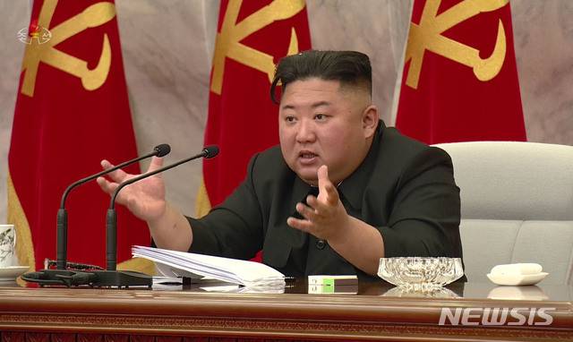[서울=뉴시스] 북한 조선중앙TV가 24일 김정은 국무위원장이 북한 노동당 제7기 제4차 중앙군사위원회 확대 회의에 참석했다고 보도하고 있다. (사진=조선중앙TV 캡처) 2020.05.24.  photo@newsis.com