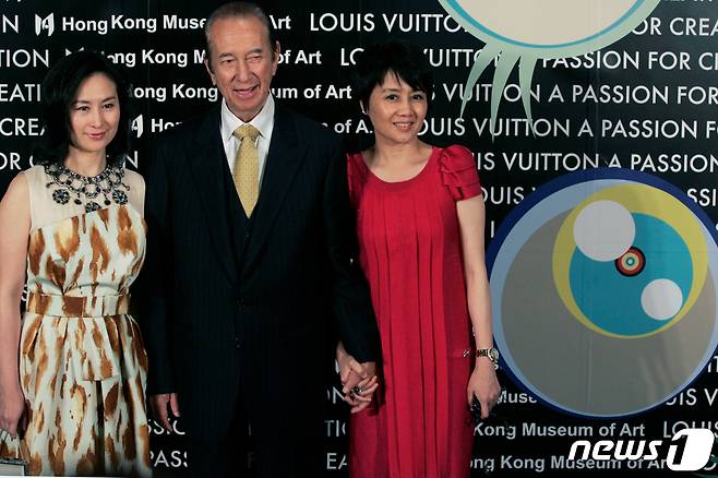스탠리 호 회장이 지난 2009년 홍콩에서 열린 루이뷔통 전시회에 참석했다. 오른쪽은 부인인 안젤라 렁, 왼쪽은 딸인 팬시 호다. © 로이터=뉴스1 © News1 박형기 기자