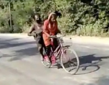 다친 아버지를 자전거에 태우고 수도 뉴델리에서 동부 다르방가까지 약 1200km를 달려 고향에 도착한 15세 인도 소녀 조티 쿠마리(오른쪽). 힌두스탄타임스 캡처
