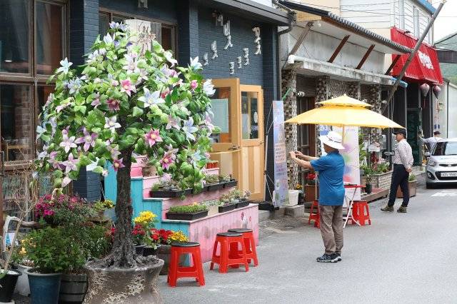관광객들이 마을호텔 곳곳을 휴대폰 카메라에 담고 있다.