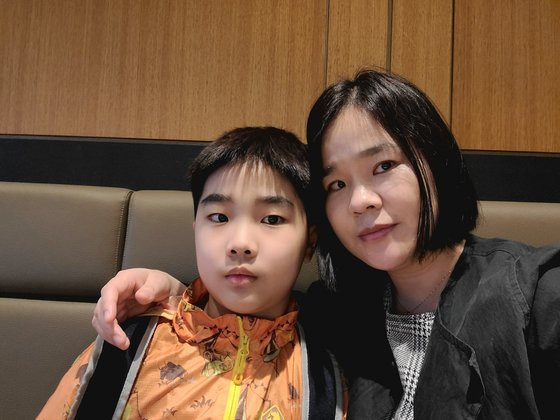 김미영 한국1형당뇨병환우회 대표와 아들 정소명군. 김대표는 아들이 1형당뇨 진단을 받자 2015년부터 온라인 커뮤니티를 개설해 같은 질환을 가진 환자 가족과 정보를 나눴다. [사진 김미영]
