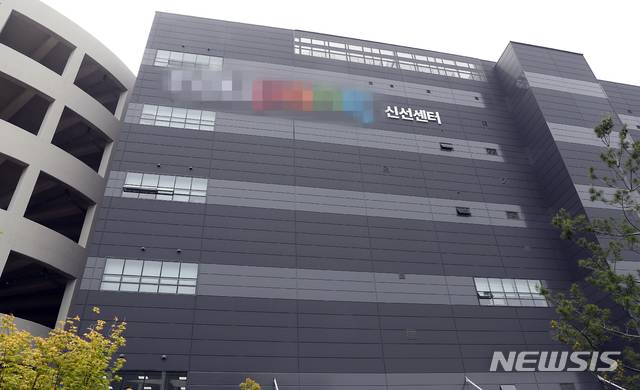 [부천=뉴시스] 이종철 기자 = 경기 부천지역에 신종 코로나바이러스 감염증(코로나19)이 확산하는 가운데 25일 오후 한 확진자가 근무한 것으로 파악된 경기도 부천시 한 물류센터에 적막감이 흐르고 있다. 2020.05.25. jc4321@newsis.com