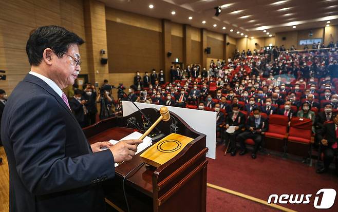 정우택 미래통합당 전국위원장이 27일 국회 의원회관에서 열린 제2차 전국위원회에서 개의를 선언하고 있다. 이번 회의에서는 미래통합당은 당헌 개정과 합당 문제를 의결한다. 2020.5.27/뉴스1 © News1 성동훈 기자