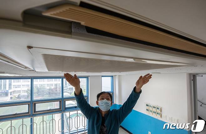고등학교 개학을 시작으로 순차적 등교를 앞둔 7일 오후 서울 성동구 무학여자고등학교에서 한 교직원이 급실식 에어컨 점검을 하고 있다. 2020.5.7/뉴스1 © News1 이재명 기자