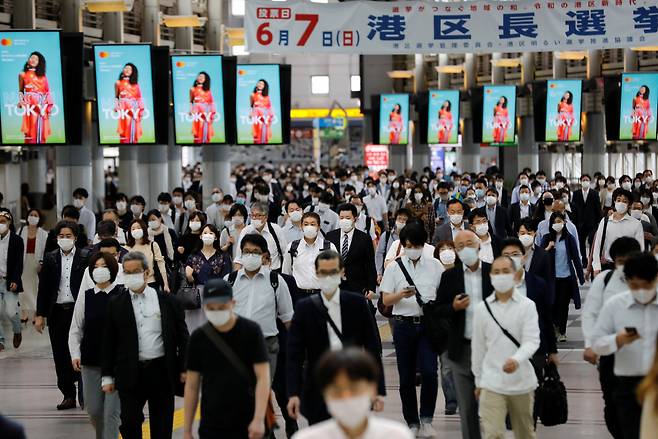 마스크를 쓰고 이동 중인 일본 시민. [로이터]
