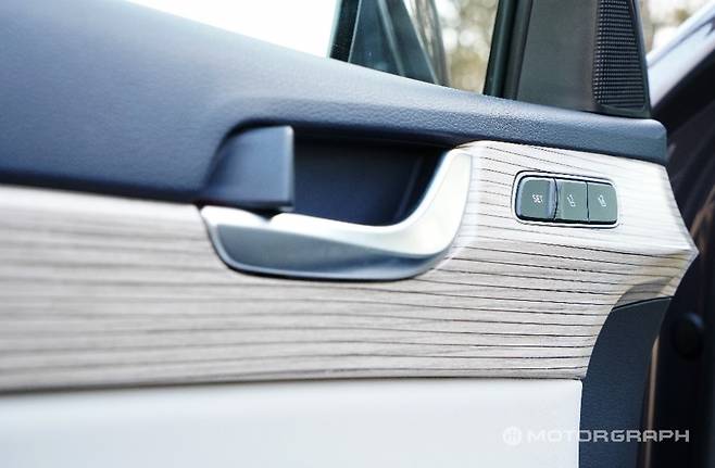 웜 그레이에 적용된 비치 우드 소재. 리얼 우드는 아니지만, 실내 분위기를 고급스럽게 연출한다.