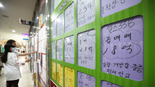 정부의 보유세·양도세 회피용 절세 매물이 거의 다 팔리면서 강남 아파트값이 낙폭을 줄이고 있다. 시민들이 서울 한 부동산공인중개업소 시세란에 게재된 아파트 시세 매물을 살펴보고 있다.<연합뉴스>