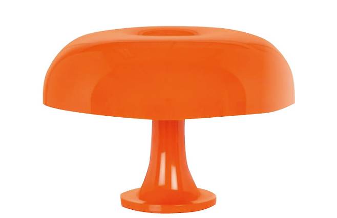 20세기를 대표하는 조명 디자인으로 모아 뮤지엄에 영구 소장된 반짝이는 오렌지 테이블 램프 ‘네쏘’는 69만원, Artemide by Rooming.