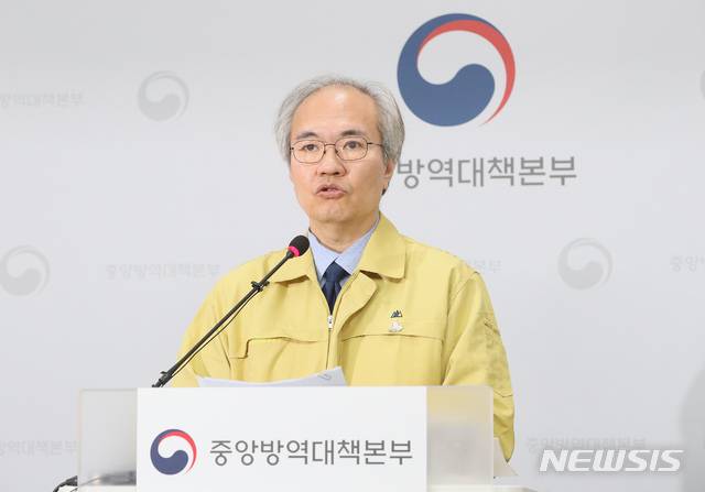 [청주=뉴시스]강종민 기자 = 권준욱 중앙방역대책본부 부본부장이 28일 오후 충북 청주 질병관리본부에서 신종 코로나바이러스 감염증(코로나19) 국내 발생 현황에 대해 브리핑하고 있다. 2020.05.28. ppkjm@newsis.com