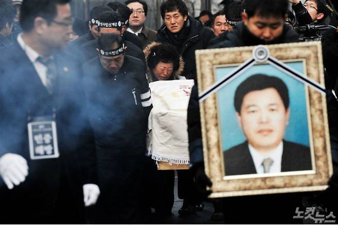 '용산참사' 철거민 희생자들의 범국민장 장례식이 거행된 2010년 1월 9일 서울 용산구 한남동 순천향대병원에서 열린 발인식에서 영정을 앞세운 시신이 운구차로 옮겨지자 유가족들이 오열하고 있다. (사진=자료사진)