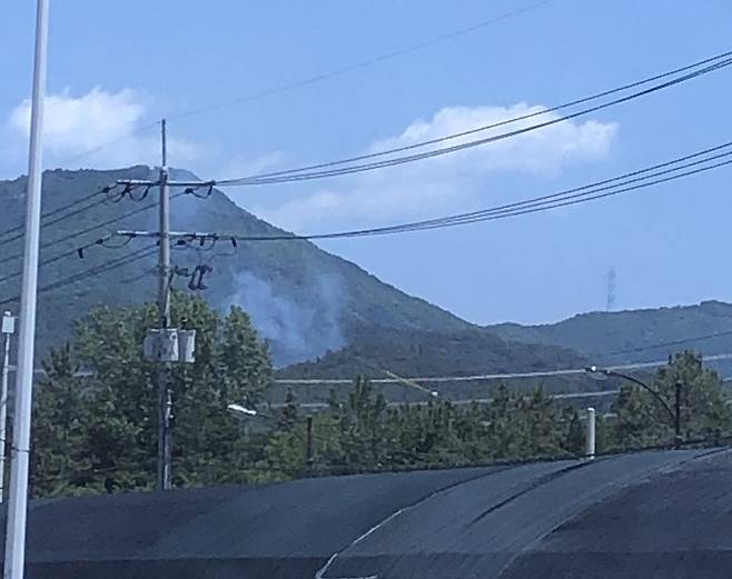 부산 금정구 선동 인근서 산불…소방헬기 진화 중 (서울=연합뉴스) 28일 오전 부산 금정구 선동 인근 야산 2부 능선에서 불이 나 흰 연기가 피어오르고 있다.      부산소방재난본부는 소방헬기 1대를 투입해 진화 작업을 벌이고 있다. 2020.5.28      [독자 제공. 재판매 및 DB 금지] photo@yna.co.kr