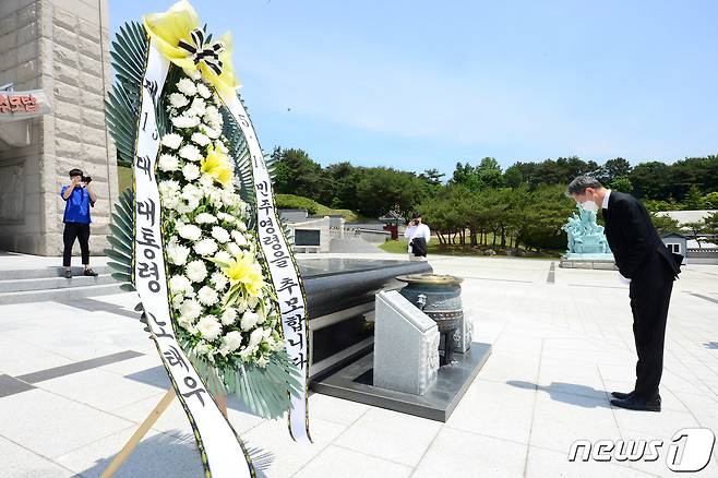 노태우 전 대통령 장남 재헌씨가 29일 오전 광주 북구 국립 5·18민주묘지에서 참배하고 있다. 노 전 대통령은 '5·18 민주영령을 추모합니다'라고 적힌 화환을 아들 노씨를 통해 보냈다. 2020.5.29 /뉴스1 © News1 한산 기자