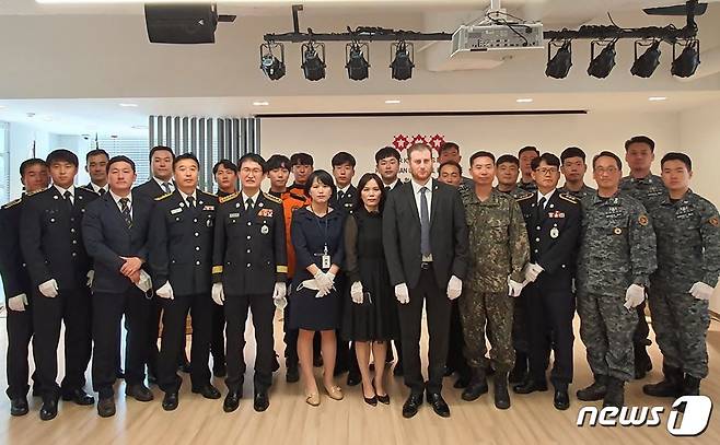 (서울=뉴스1) 민선희 기자 = 헝가리 정부가 다뉴브강 유람선 침몰 사고 1주기를 맞아 당시 구조 작업에 참여했던 한국 잠수사들과 구조 전문가 38명에게 공로 훈장을 수여했다. (주한헝가리대사관 페이스북) © 뉴스1