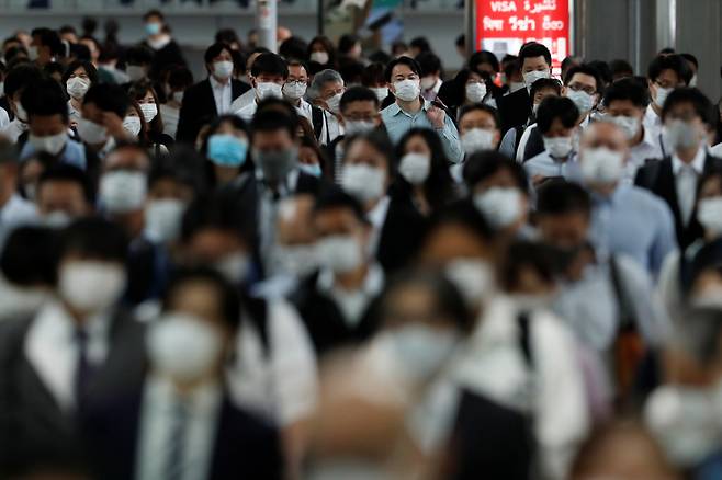 일본의 신종 코로나바이러스 감염증(코로나19) 긴급사태 해제 첫날인 지난 26일(현지시간) 도쿄 시나가와 역이 마스크를 쓴 시민들로 붐비고 있다. [연합]