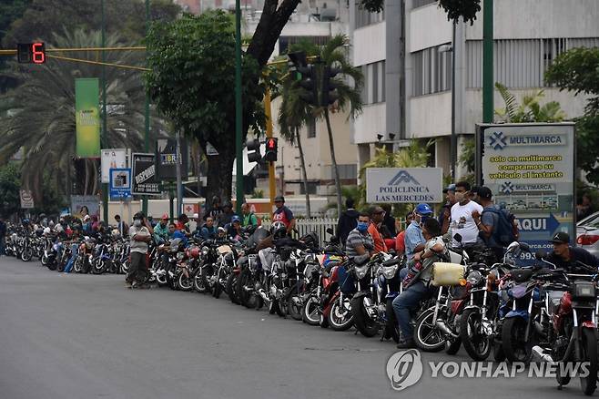 주유를 위해 기다리는 오토바이들 [AFP=연합뉴스]