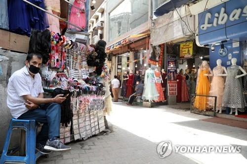 23일 봉쇄령 완화 조치에 따라 문을 연 인도 잠무 지역의 상점. [EPA=연합뉴스]