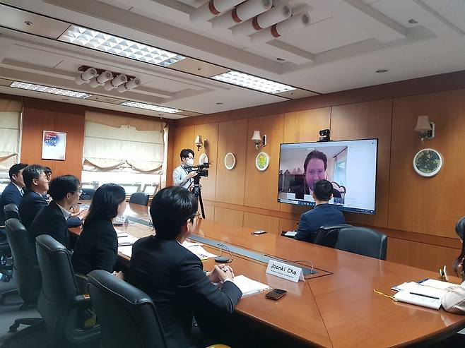 정부, 미국과 선거방역 경험 공유 (서울=연합뉴스) 29일 오전 외교부 청사에서 정부 관계자들이 화상 회의를 통해 미국 국무부 등과 선거 방역 경험을 공유하고 있다. 2020.5.29 [외교부 제공]