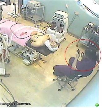 지난 2016년 신사역 인근 ㅈ성형외과에서 수술 중 중태에 빠져 끝내 숨진 고 권대희씨가 수술실에 남아 있는 상황에서 이 병원 간호조무사가 화장을 고치고 있다. 수술 이후 상태가 좋지 않아 회복실로 올라가지 못한 권씨를 두고 의료진은 퇴근했다 몇시간이 흐른 뒤에야 돌아온 것으로 알려졌다. 고 권대희씨 유족 제공.