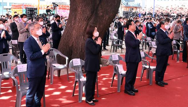 불기2564년 부처님오신날 법요식이 열린 30일 오전 서울 종로구 조계사에서 김태년 더불어민주당 원내대표, 주호영 미래통합당 원내대표, 심상정 정의당 대표, 최강욱 열린민주당 대표(앞줄 오른쪽부터) 등 참석자들이 합장하고 있다. /사진=뉴시스.