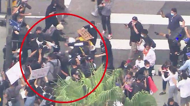 시위대에 폭행당하는 미국 경찰의 모습.