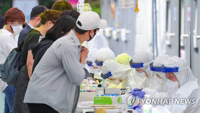 검사자로 붐비는 인천 계양구보건소 [연합뉴스 자료사진]