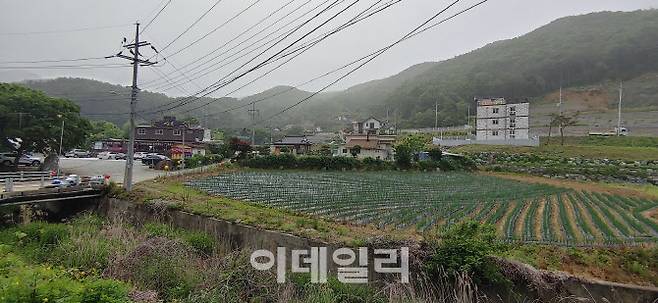 정의연이 매입했다 매도한 안성쉼터가 자리잡은 안성시 금광면 상중리 전원주택 단지 입구(사진=김용운 기자)