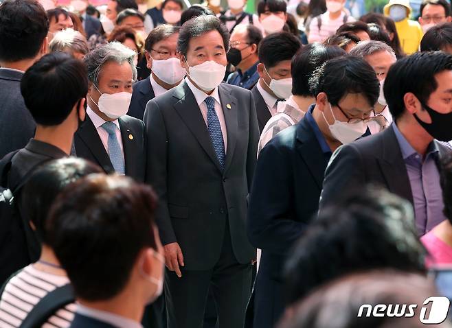 이낙연 더불어민주당 코로나19국난극복위원장이 30일 오전 서울 종로구 조계사에서 열린 불기 2564년 부처님오신날 봉축법요식에 참석하고 있다. 앞서 불교계는 코로나19 위기 상황에 국민과 함께 아픔을 치유하고 극복하고자 법요식을 부처님오신날인 4월 30일에서 한 달 미룬 바 있다. 이날 법요식은 부처님께서 이 땅에 오심을 찬탄하는 의식과 더불어 한 달 동안 진행한 코로나19 극복과 치유를 위한 기도를 회향하는 자리로 마련됐다. 2020.5.30/뉴스1 © News1 이동해 기자