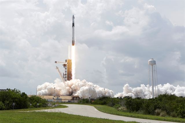 스페이스X의 유인 우주선 ‘크루 드래건’을 실은 팰컨9 로켓이 30일 케네디우주센터에서 발사되고 있다. 케이프 커내버럴=AP 연합뉴스
