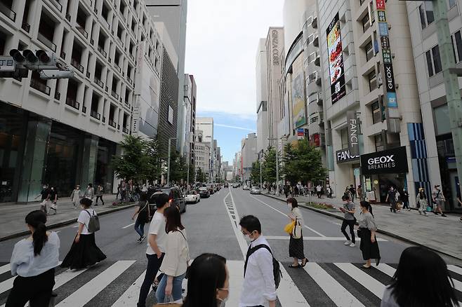 일본 도쿄 시내 긴자 거리에서 시민들이 마스크를 쓴 채 횡단보도를 건너고 있다. 신화연합뉴스