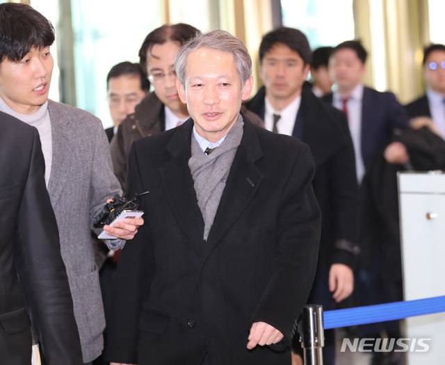 [서울=뉴시스] 전진환 기자 = 한일 외교 국장급 협의를 위해 방한한 다키자키 시게키 일본 외무성 아시아대양주국장이 6일 오후 김정한 외교부 아시아태평양국장과 상호관심사를 논의하기 위해 서울 종로구 외교부 청사로 들어오고 있다. 2020.02.06. amin2@newsis.com