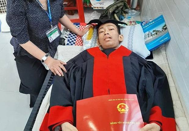 숨을 거두기 하루 전 자택에 누워서 졸업장을 손에 쥔 캉의 모습.