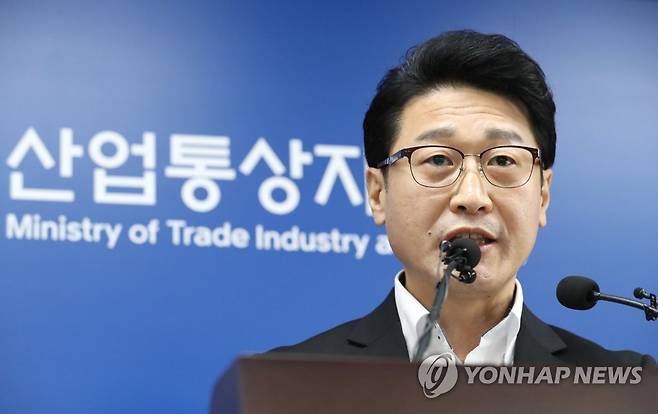 일본 수출규제 대응계획 브리핑하는 이호현 무역정책관 산업통상자원부 이호현 무역정책관이 5월 12일 오후 세종시 정부세종청사에서 일본 수출규제 관련 대응 현황 및 향후 계획 브리핑을 하고 있다. [연합뉴스 자료사진]