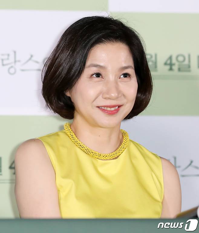 배우 김호정이 1일 서울 광진구 자양동 롯데시네마 건대입구에서 열린 영화 ‘프랑스여자’ 언론시사회에서 미소를 짓고 있다. 영화 '프랑스여자'는 20년 전 배우의 꿈을 안고 프랑스 파리로 떠난 미라가 서울로 돌아와 옛 친구들과 재회한 후 과거와 현재를 넘나들며 꿈과 현실이 교차하는 특별한 여행을 하는 이야기를 그렸다. 2020.6.1/뉴스1 © News1 김진환 기자