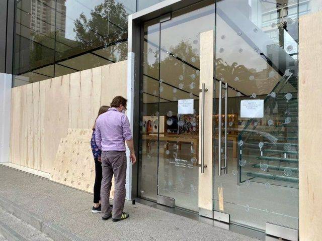 미 샌프란시스코 유니언스퀘어에 있는 애플 스토어도 31일 매장 문을 닫았다. (사진=씨넷)