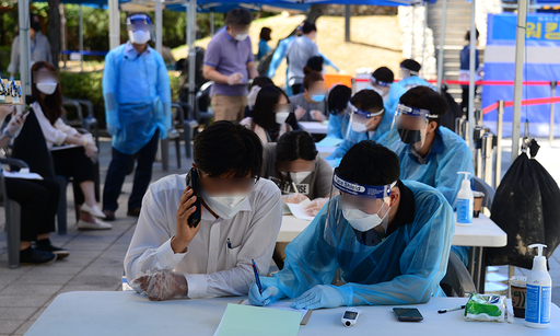 1일 오전 서울 영등포구 앙카라 공원 마련된 코로나19 워킹스루 선별진료소에서 시민들이 검사에 앞서 의료진과 상담하고 있다.