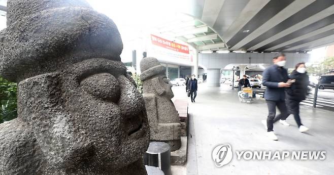 '안전지대는 없다' (제주=연합뉴스) 신종 코로나바이러스 감염 공포가 확산하는 가운데 제주국제공항에 도착한 여행객들이 마스크를 쓰고 이동하고 있다. [연합뉴스 자료사진]