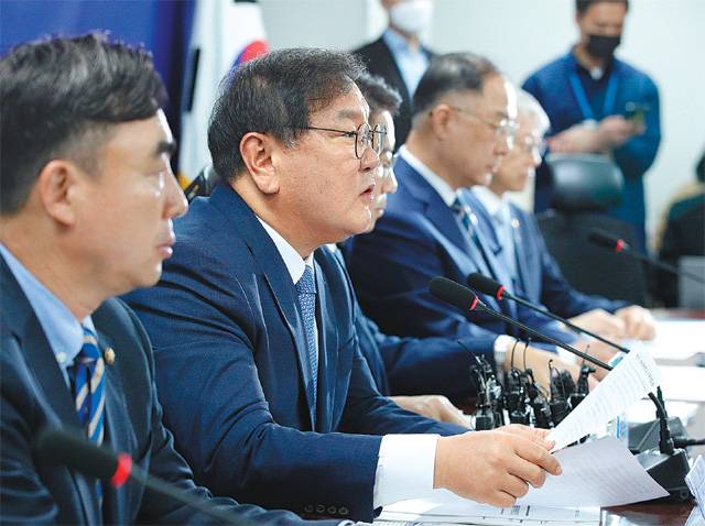 더불어민주당 김태년 원내대표(오른쪽)가 1일 오전 국회세어 열린 ‘2020 하반기 경제정책받향 및 3차 추기경정예산안 당정협의’에서 모두발언을 하고 있다. 뉴스1