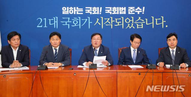 [서울=뉴시스] 장세영 기자 = 김태년 더불어민주당 원내대표가 2일 서울 여의도 국회에서 열린 더불어민주당 원내대책회의에 참석해 현안관련 발언을 하고 있다. 2020.06.02. photothink@newsis.com