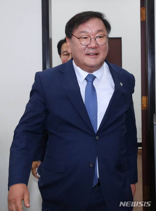 [서울=뉴시스] 장세영 기자 = 김태년 더불어민주당 원내대표가 2일 서울 여의도 국회에서 열린 더불어민주당 원내대책회의에 참석하고 있다. 2020.06.02. photothink@newsis.com