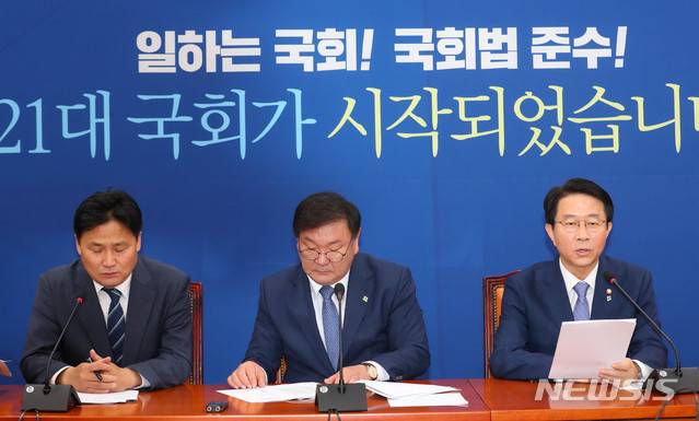 [서울=뉴시스] 장세영 기자 = 조정식 더불어민주당 정책위의장이 2일 서울 여의도 국회에서 열린 더불어민주당 원내대책회의에 참석해 현안관련 발언을 하고 있다. 2020.06.02. photothink@newsis.com