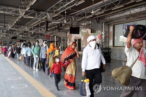봉쇄 완화로 열차 이동에 나선 1일 인도 아메다바드의 주민. [AFP=연합뉴스]