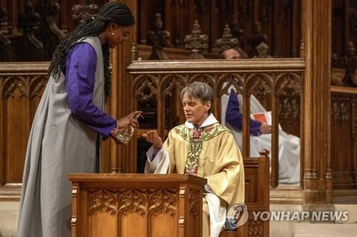 미 성공회 워싱턴 교구의 매리앤 버디 주교. [AP=연합뉴스 자료사진]