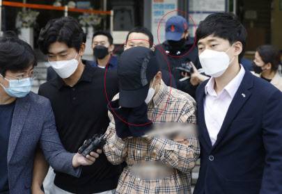 박사방 유료회원이자 조주빈의 공범급인 장모씨와 임모씨가 3일 서울 종로경찰서에서 ‘박사방 범죄단체가입죄’ 혐의로 검찰에 송치되고 있다. (사진=뉴시스)