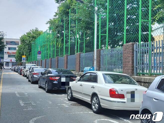 3일 오전 대전 서구의 한 중학교 담벼락 옆 어린이보호구역에 차들이 빼곡히 주차돼 있다.© 뉴스1