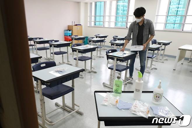 2일 서울 구로구 항동중학교 2학년 교실에서 교사들이 학생들에게 제공할 손소독제와 마스크를 책상에 올려 놓는 등 분주하게 학생 맞이 준비를 하고 있는 모습.  2020.6.2/뉴스1 © News1 송원영 기자